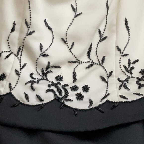 Beautiful, classic and elegant evening gown - Picture 4 of 8